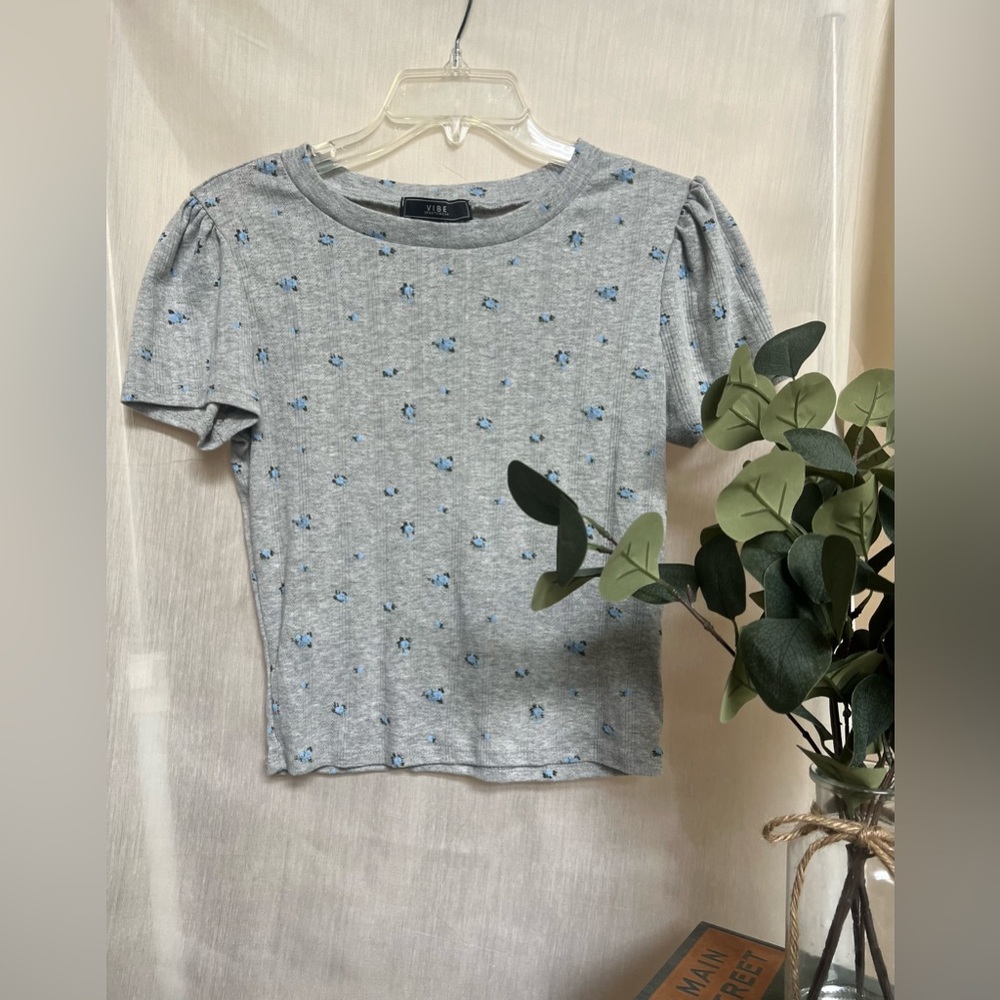 GREY CROP TOP W/ BLUE FLORAL